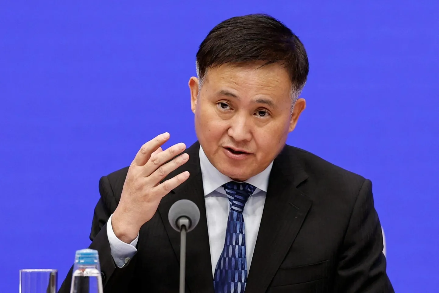 Hiina keskpanga president Pan Gongsheng teisipäeval majandusstiimuleid tutvustamas.