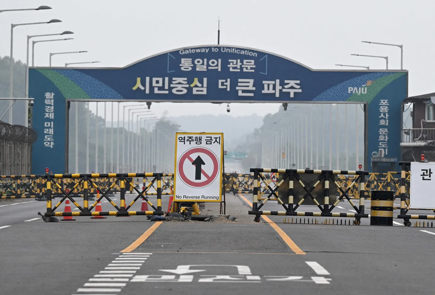 Barrikaadid Lõuna-Koreas Tongili sillal, mis viib Põhja-Korea linna Kaseongi 15. oktoobril 2024. aastal.