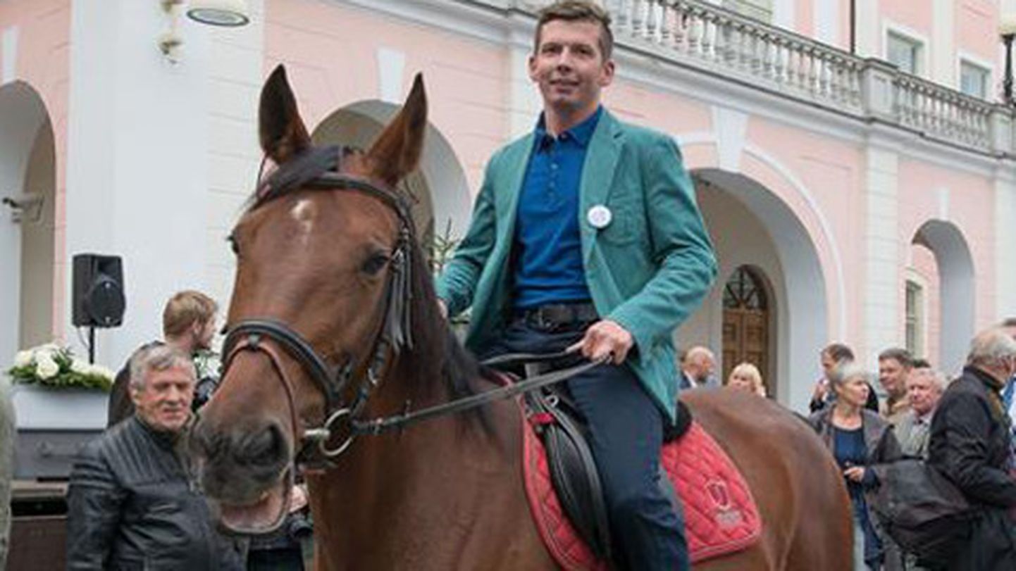 Konju mõisa talu peremees Martin Repinski avaldas meelt mitte traktoriroolis, vaid hobuse seljas. Viimane oli pärit siiski Tallinna külje alt, mitte Konjust, kust hobuste linna vedamine oleks liiga tülikas.