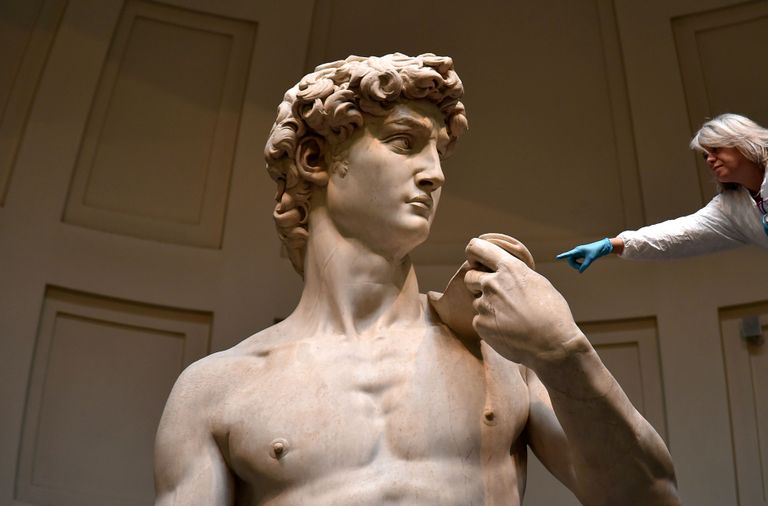 Michelangelo Taaveti kuju Accademia di belle arti di Firenze galeriis. Pildil restauraator uurimas kuju.