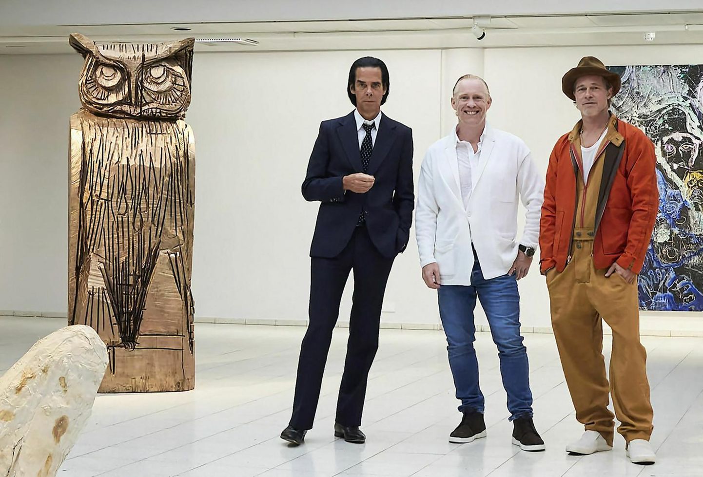 Briti kunstnik Thomas Houseago (keskel), USA näitleja Brad Pitt (paremal) ja Austraalia muusik Nick Cave on sõbrad ja kunstiloojad, on «WE», on «meie».