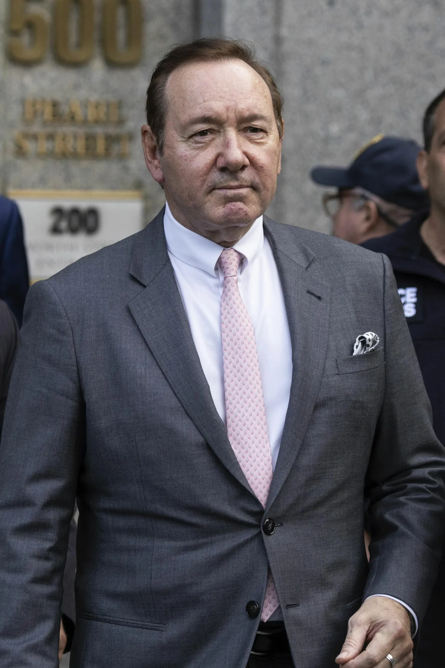 Näitleja Kevin Spacey lahkub kohtust.