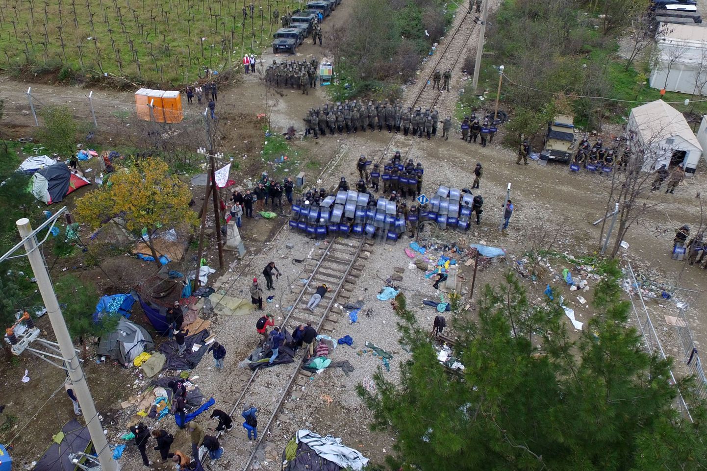 Македонская полиция разбирается с мигрантами на своей границе.