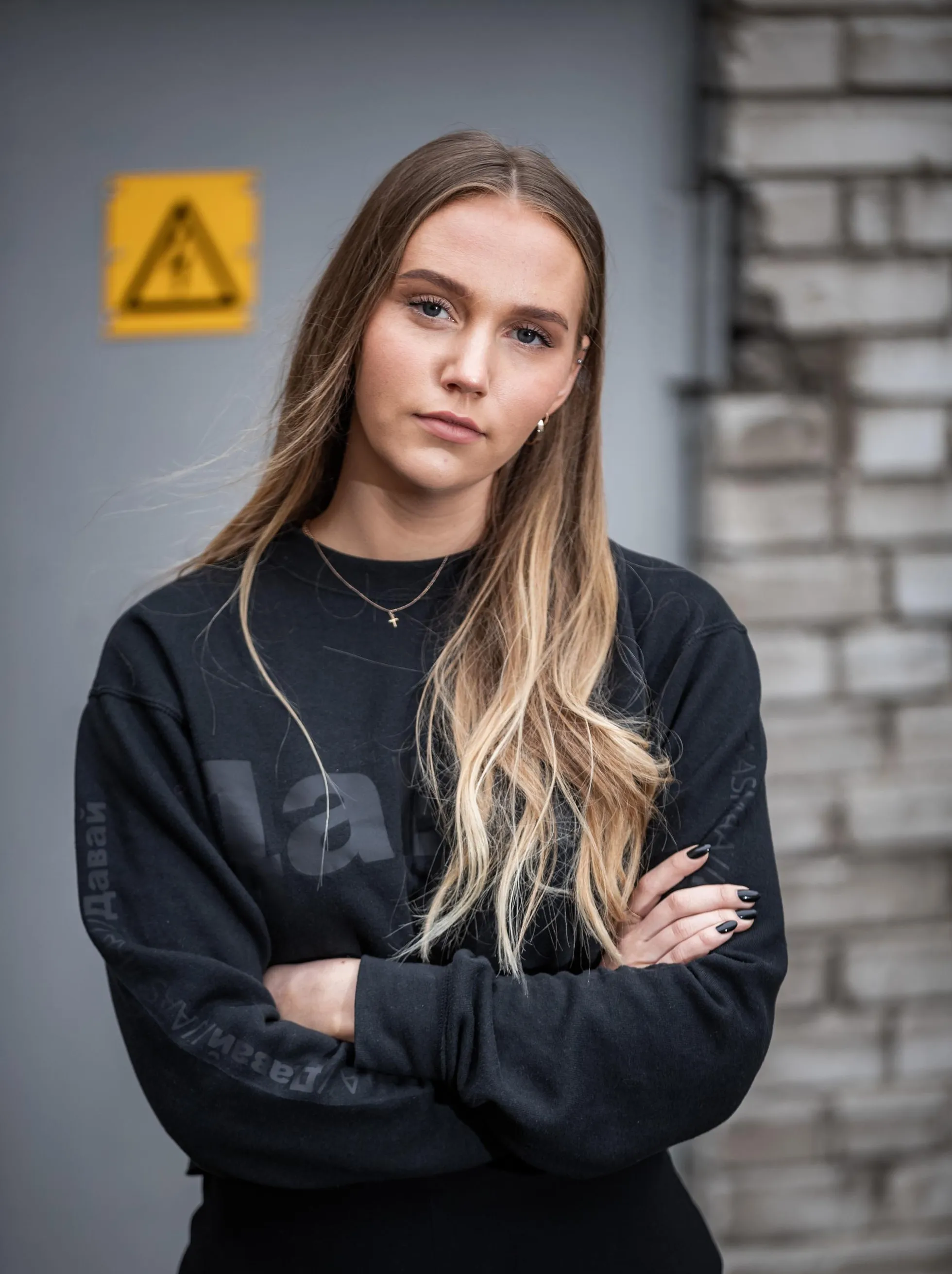 Katrin Aasmaa pole leebe ja ohutu ilulooja, vaid sihikindel mässaja, kelle relvaks huumor. Ta kavandab meestele, lammutab piire ning tema uljas eesmärk on muuta maailma.