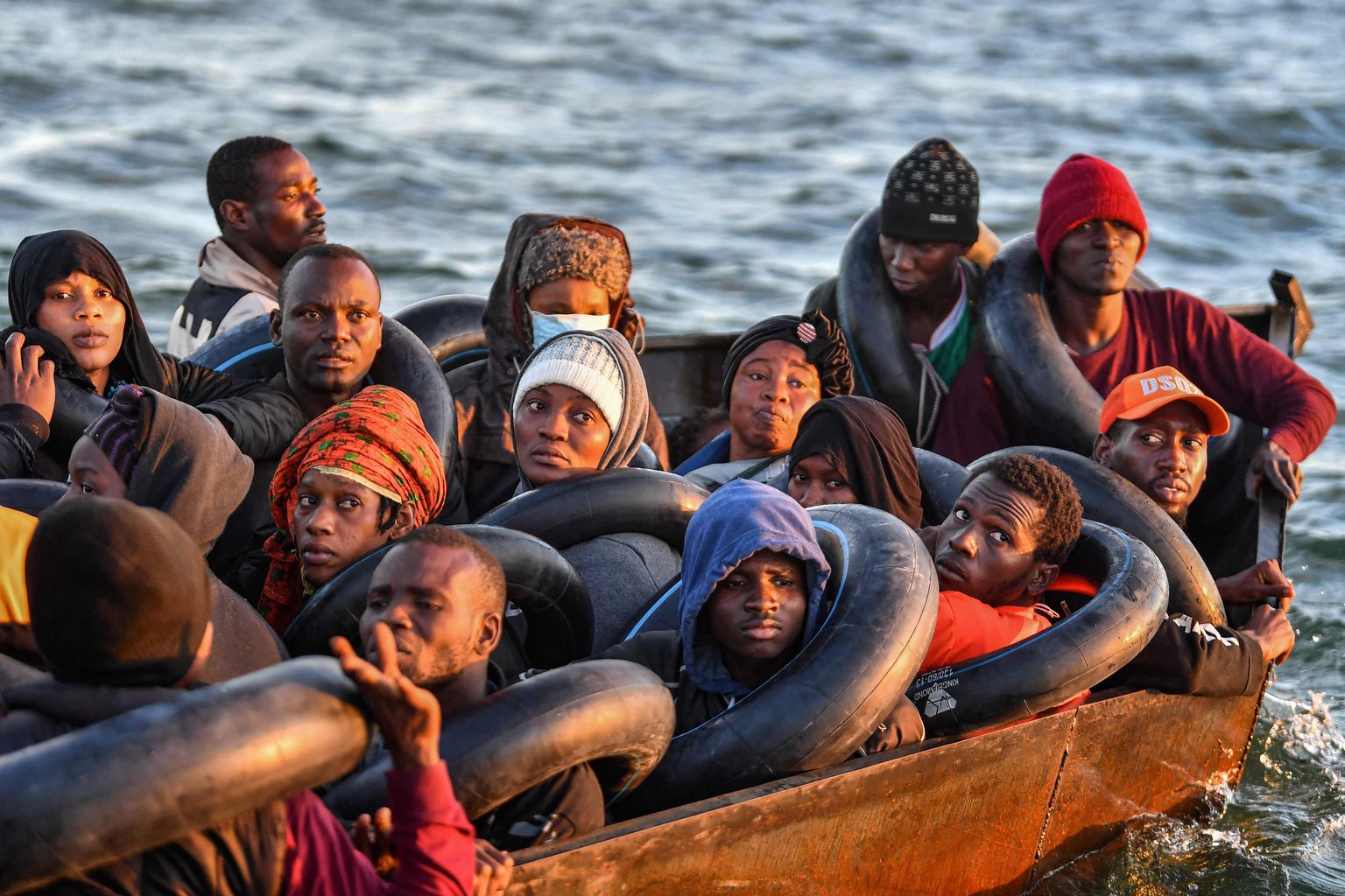 Migrandid Tuneesia ranniku lähistel 4. oktoober 2022.
