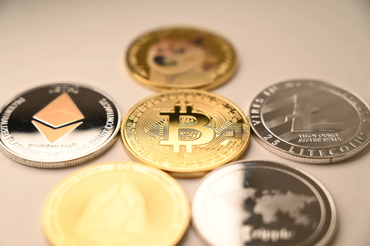 Krüptovaluutad: bitcoin, ethereum, litecoin, ripple, EOS ja dogecoin.