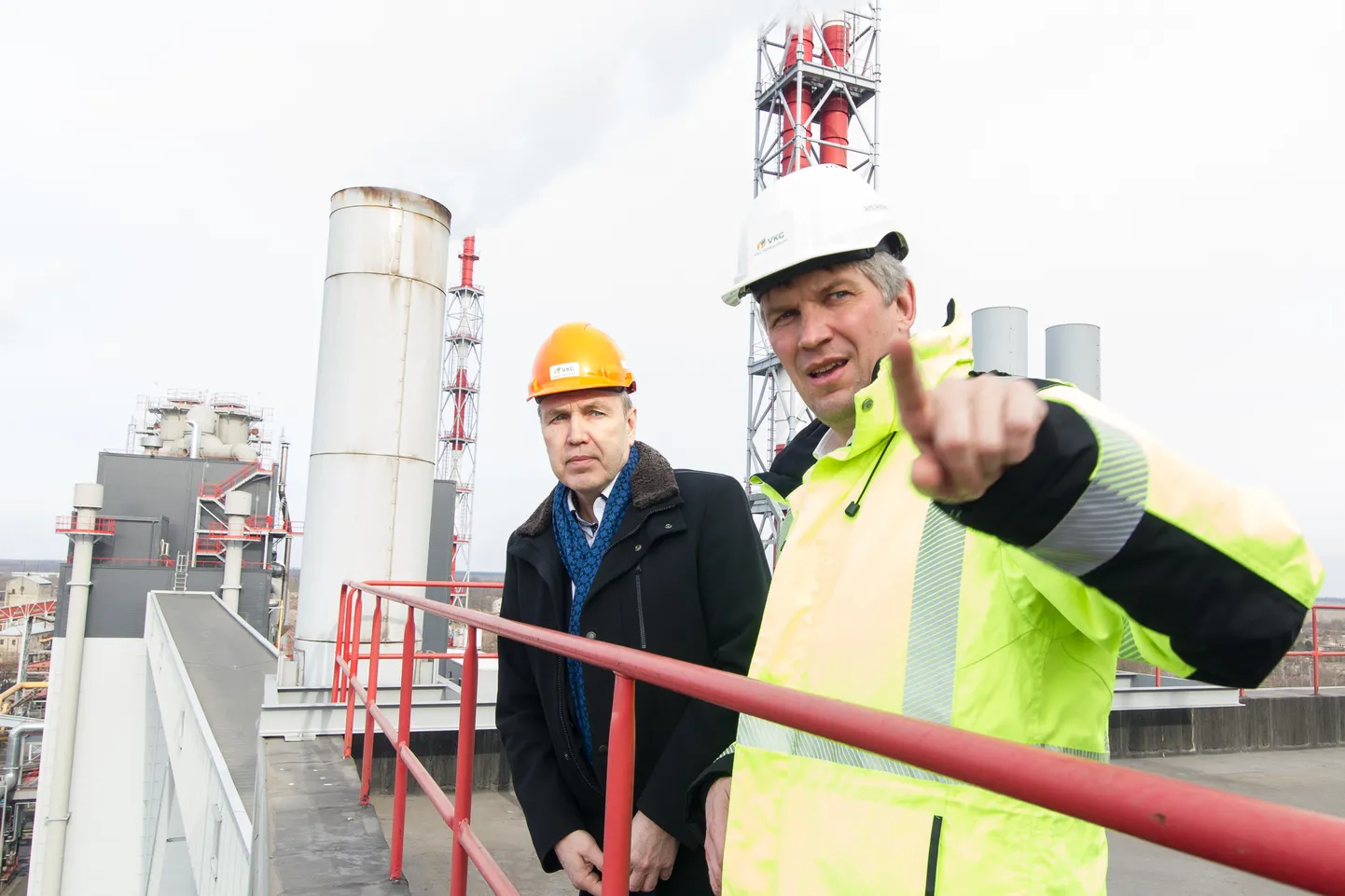 Ahti Asmann on Kohtla-Järvel asuva Petroteri õlitehase katusel koos riigikogu rahanduskomisjoni esimehe Aivar Kokaga, kel on oluline mõju otsuse tegemisel, kas riik panustab kavandatavasse eelrafineerimistehasesse või mitte.