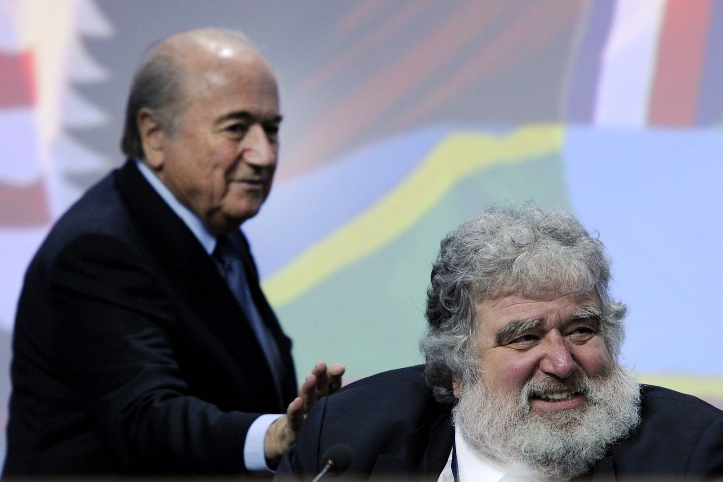 Чак Блейзер (справа) и глава ФИФА Зепп Блаттер.