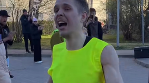 VIDEO ⟩ Emocionāli! Kārlis Eiduks rekordīsā laikā pieveic 107 km skrējienu no Rīgas līdz Valmierai