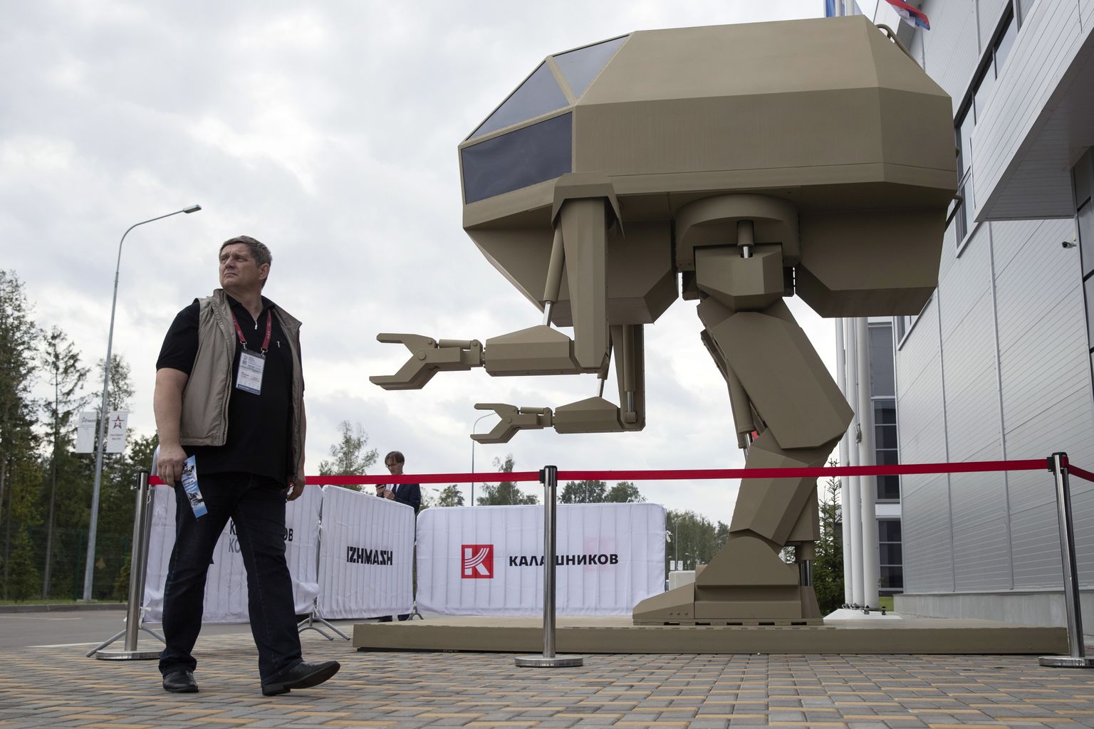 Moskva lähedal Alabinos mõned aastad tagasi toimunud sõjatehnika foorumil esitles Kalašnikovi kontsern roboti-stiilis mudelit, mis kujutab ühe tulevikurelvana robotit lahinguväljal. ÜRO-s ei õnnestu kuidagi kokku leppida autonoomsete relvade kasutamise reguleerimises, mida on juba tehtud keemia- ja biorelvadega.