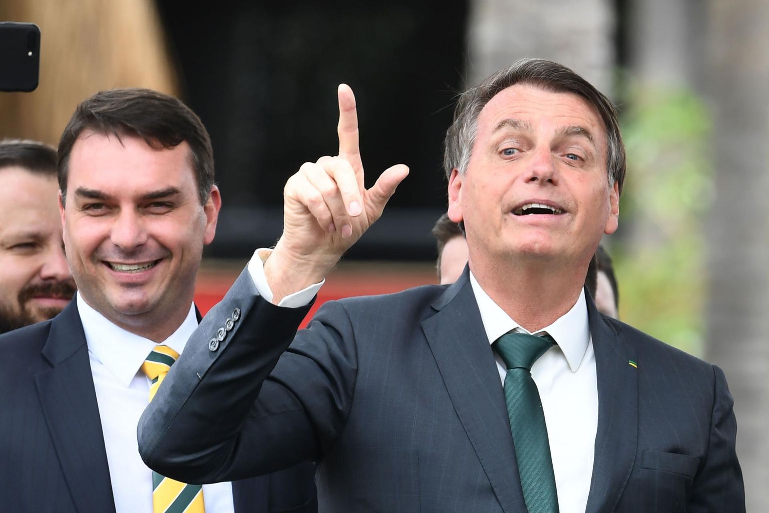 Brasiilia president Jair Bolsonaro (paremal) koos oma vanima poja, riigi senati saadiku Flávio Bolsonaroga mullu novembris. 