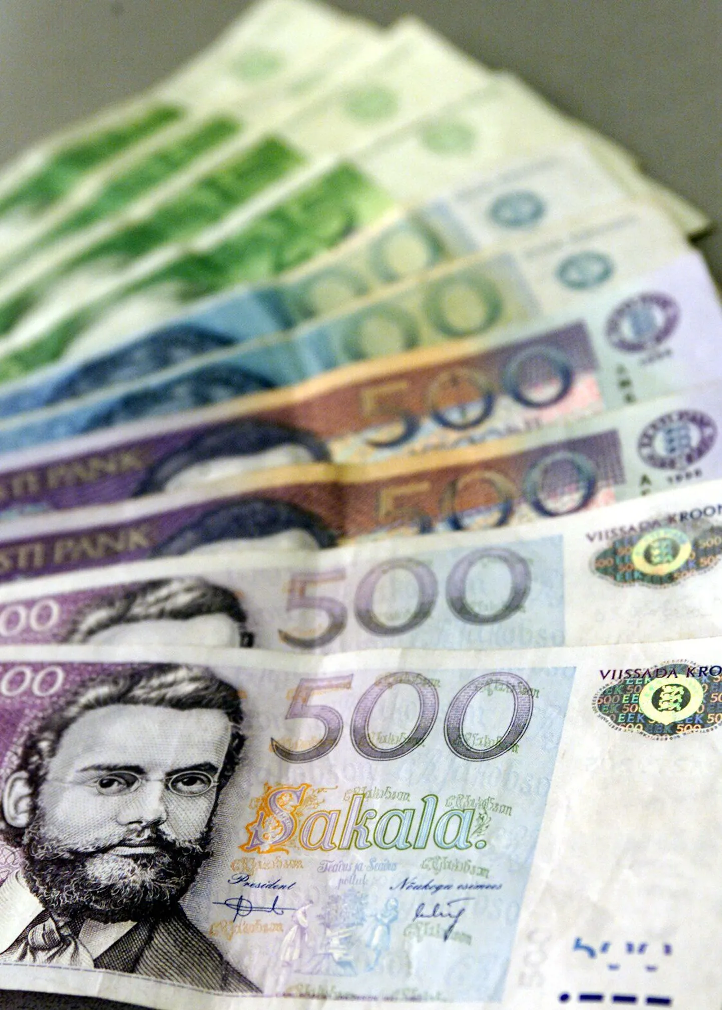 Ministeerium tõrjus diskrimineerimissüüdistust väitega, et palga määras naisterahvas.