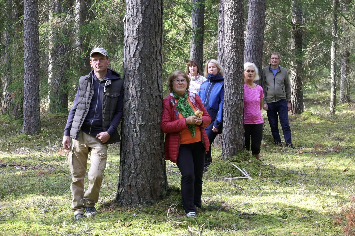 Kanepi elanikud Tiit Põder (vasakult), Liivia Miil, Anu Vink, Ailen Põder, Sirje Salundi ja Andrus Prükk olid vastu raietele Ritsike palos.