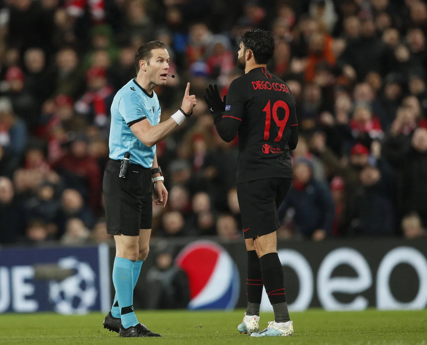Diego Costa Liverpooli kodustaadionil kohtunikuga rahule ei jäänud.