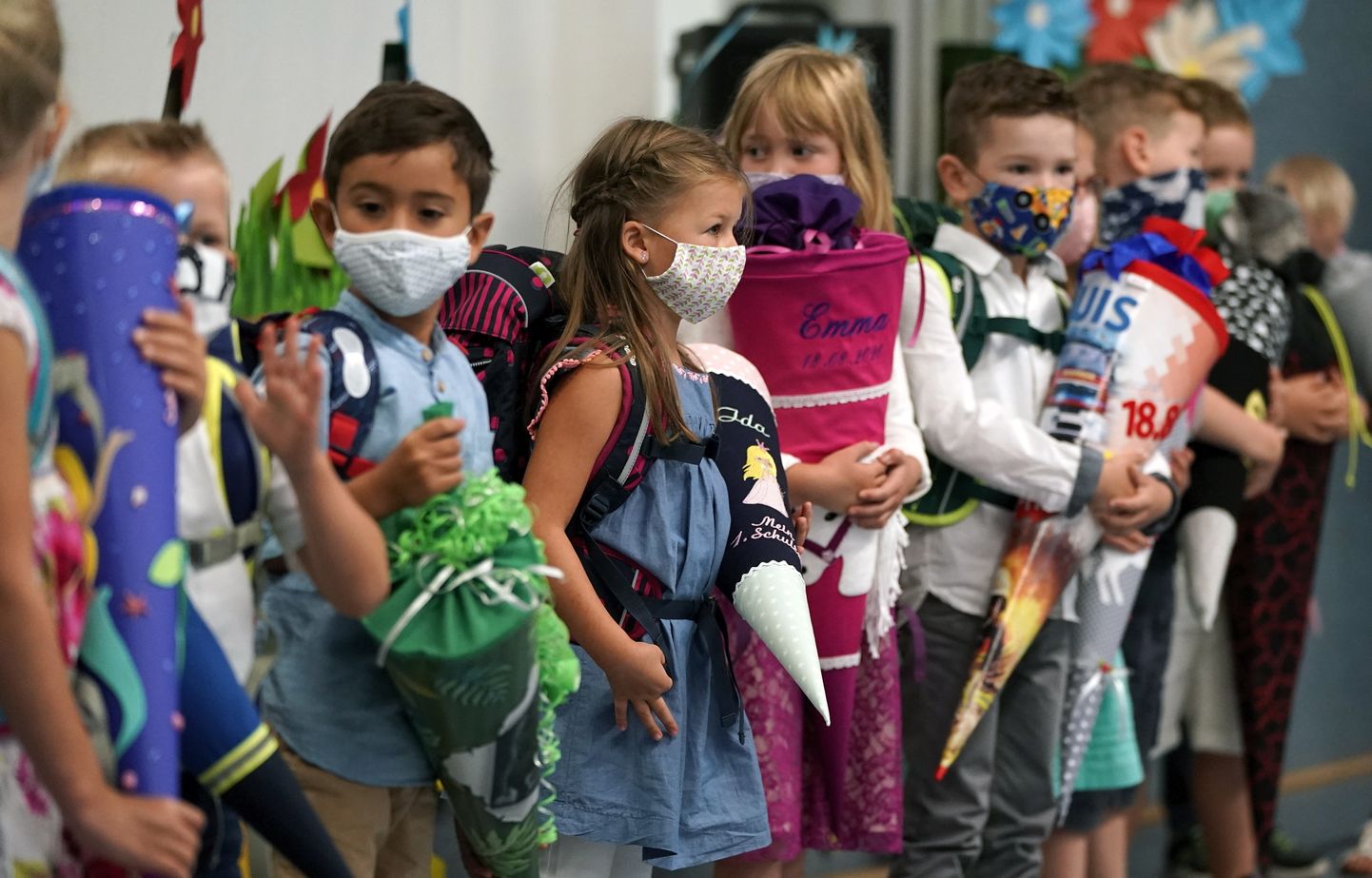 Maskides lapsed esimese koolipäeva aktusel Taunussteini algkoolis Saksamaal 18. augustil 2020. Hesseni liidumaal alustas kooliteed ligi 55 000 õpilast. Koolides on kõigil maskikandmise kohustus – kooli sisenemise hetkest alates tuleb maski kanda kogu aeg ning kasutada kooli paigaldatud kätepuhastusjaamu.