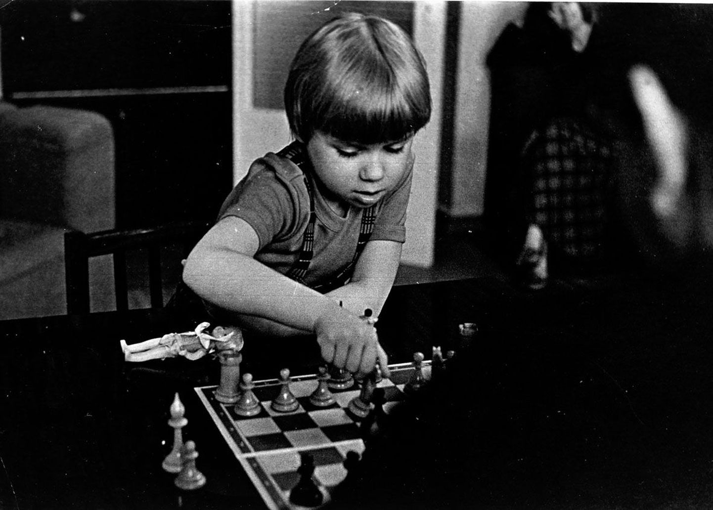Veel kodus: 7-aastane Piret isaga malet mängimas.