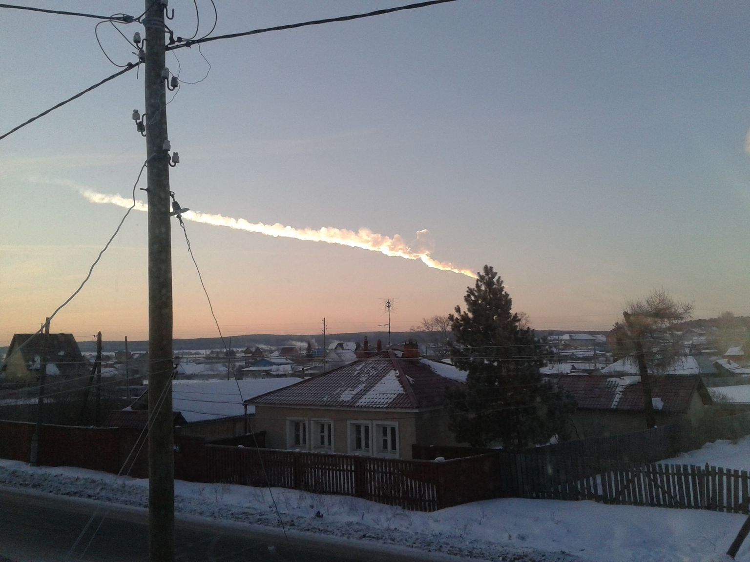 Meteoriidijälg Tšeljabinskist 50 kilomeetri kaugusel asuva Bolšoje Sidelnikovo küla lähistel.