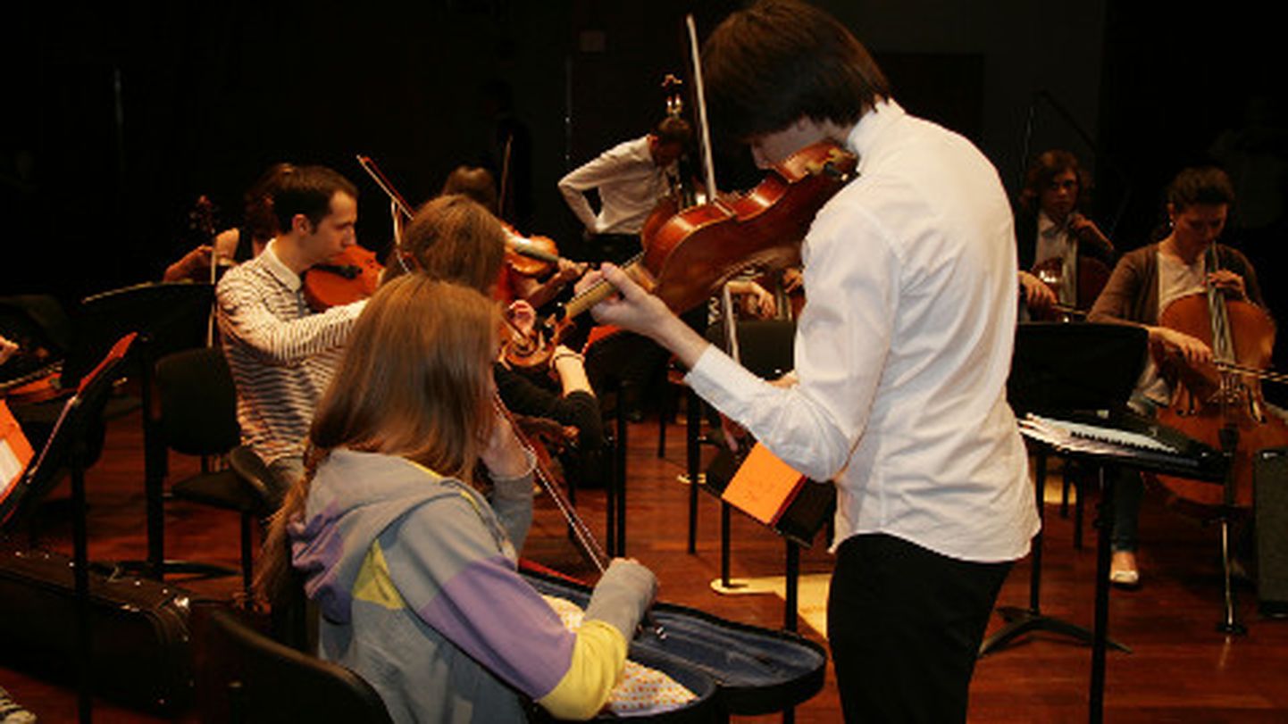 Moskva riikliku konservatooriumi kammerorkestris mängivad tudengid, kelle soov mängida väga hästi kajastus ka orkestri proovis.