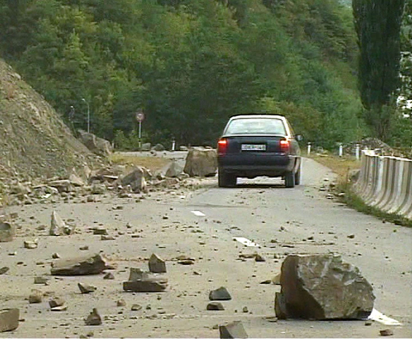 Maavärina tagajärjel kukkusid autoteele kivikamakad. Pilt on pärit Rustavi telekanalist.