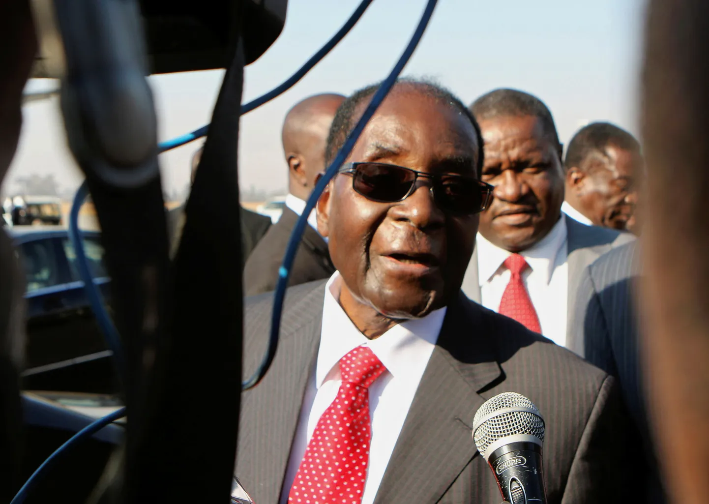 Zimbabwe president Rogert Mugabe koju saabumas.