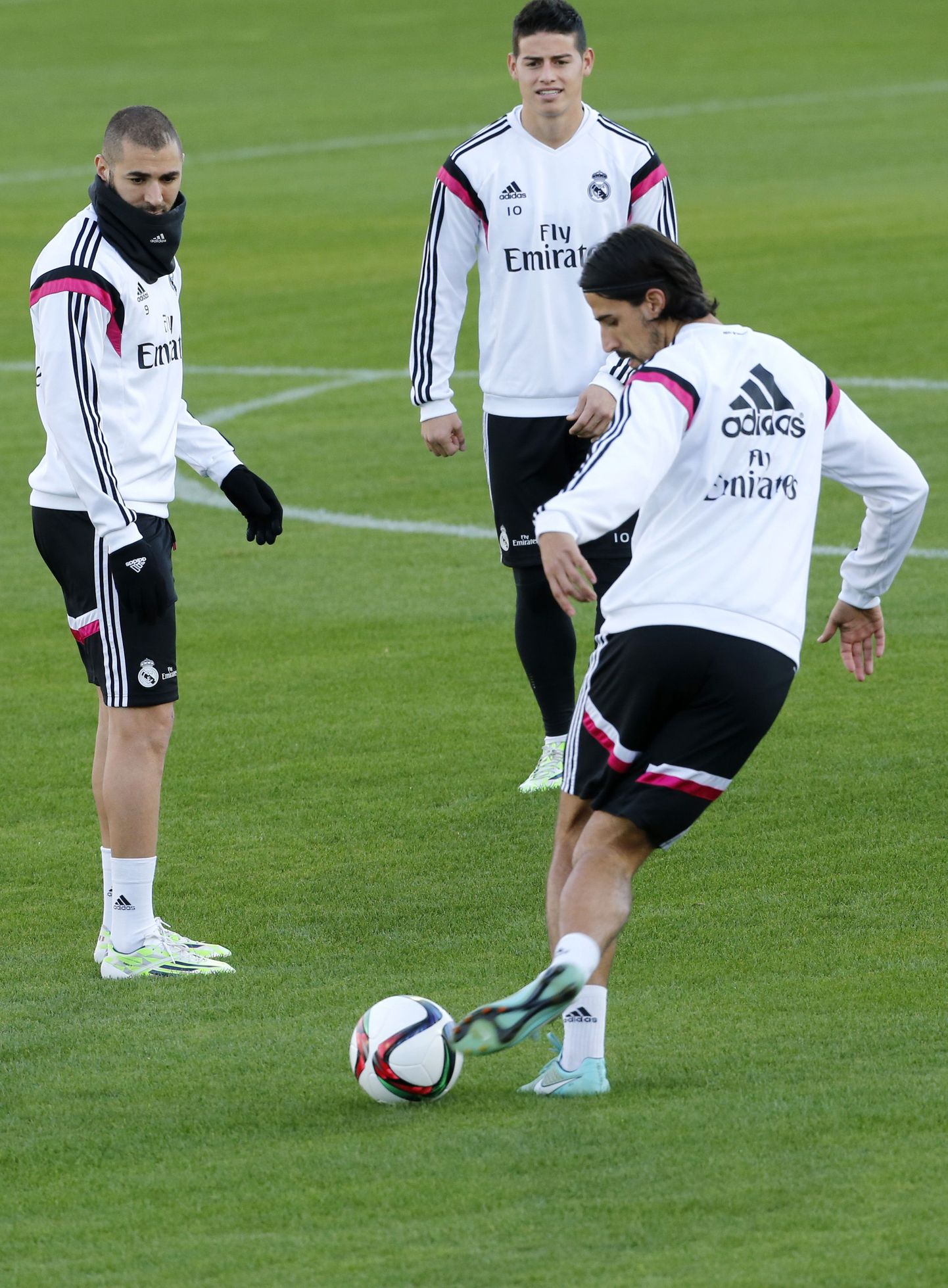 James Rodriguez (keskel) ja Sami Khedira (paremal) peavad väidetavalt Realile trahvi maksma.