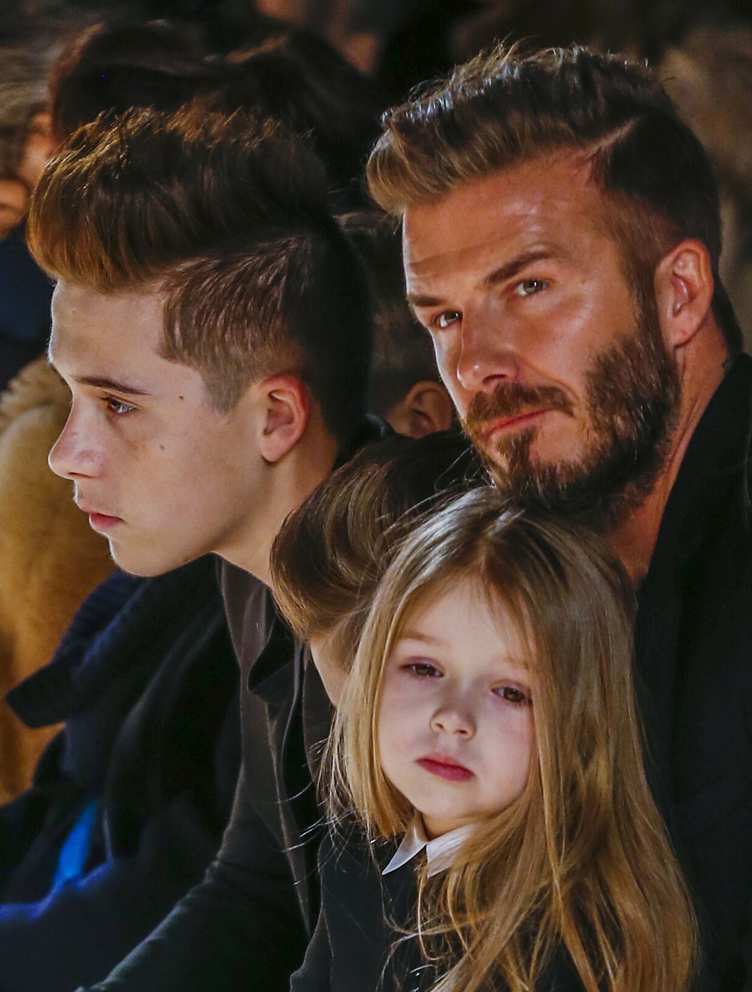 David Beckham poja Brooklyni (vasakul) ja tütar Harperiga 2015 oma abikaasa Victoria Bechami moešõul