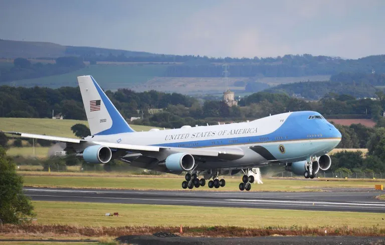 Самолеты, которые сейчас выполняют роль Air Force One, были произведены в 1990 и 1991 году и морально устарели.
