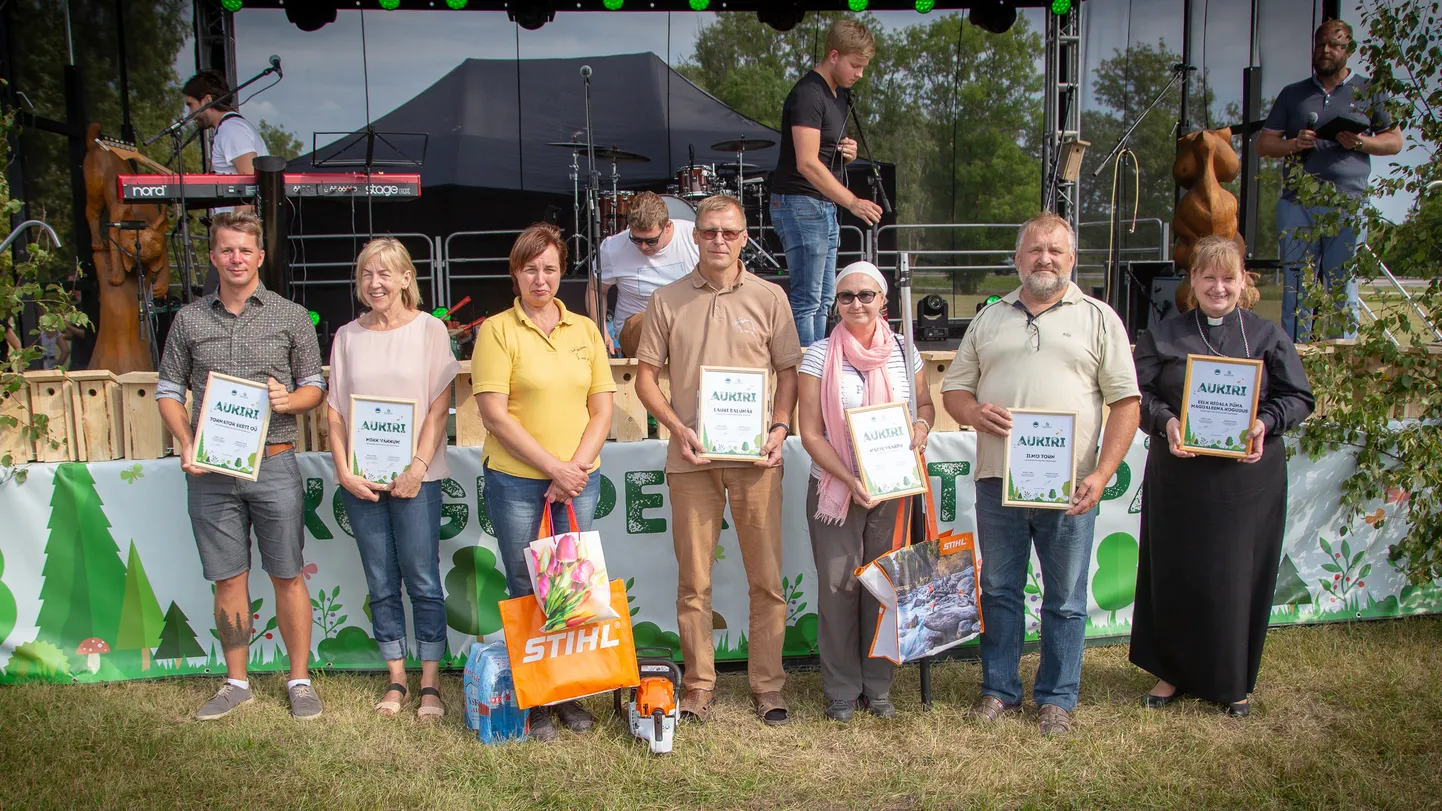 Keskel 2018. aasta parim metsamajandaja Lauri Salumäe koos rea teiste autasustatavatega.