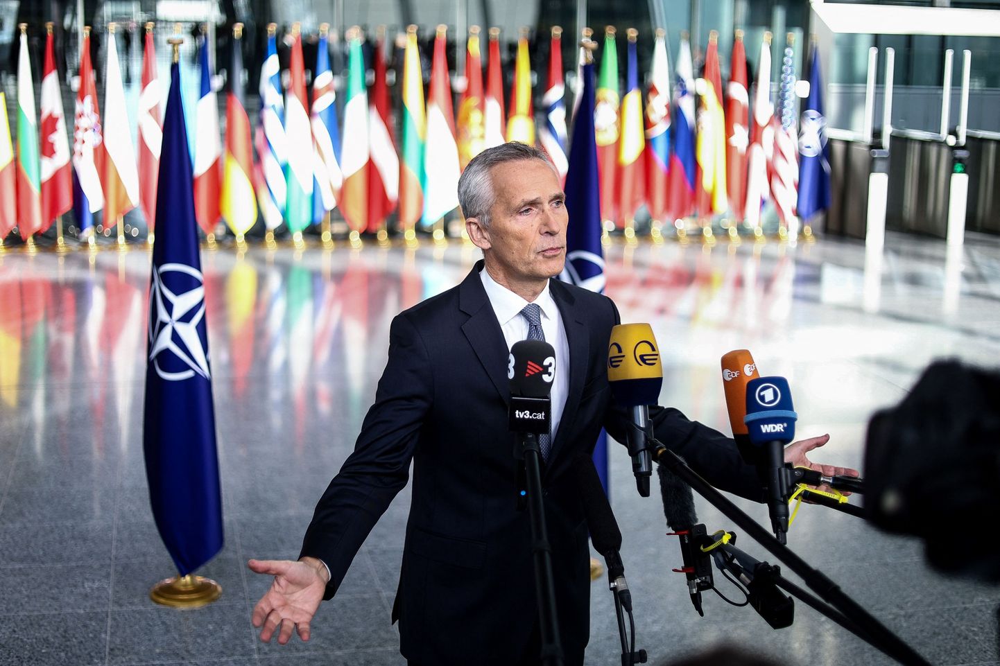 NATO peasekretär Jens Stoltenberg rääkimas ajakirjanikega kui ta saabys kaitseministrite kahepäevasele kohtumisele NATO peakorteris Brüsselis 12. oktoobril.