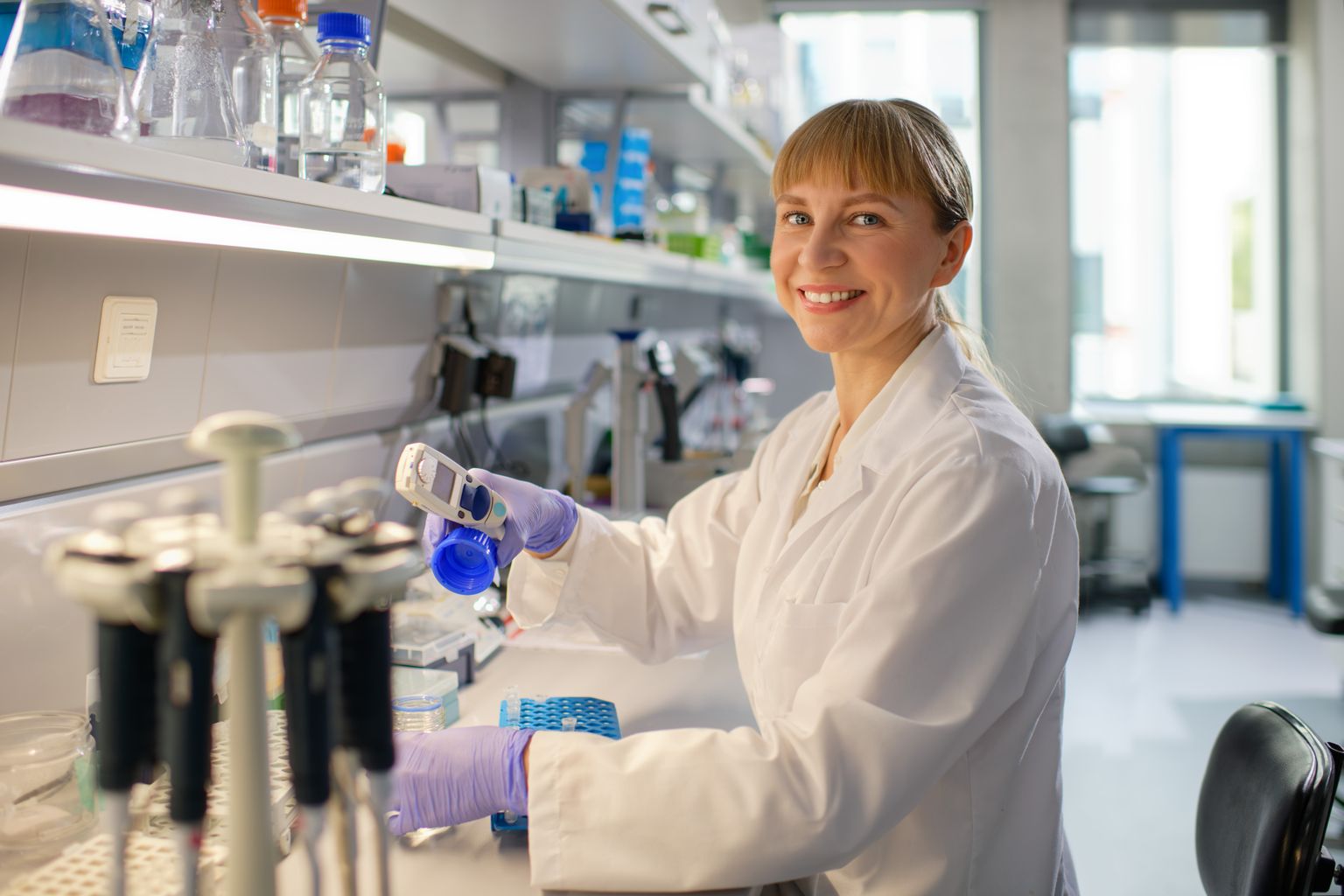L’Oréal-UNESCO «Naised teaduses» preemia pälvinud dr Miglė Tomkuvienė tudeeris bakalaureuseastmes molekulaarbioloogiat ja magistris geneetikat ning doktorikraadi omandas biokeemias. Kõike seda kokku pannes jõuabki epigeneetika juurde, mis dikteerib geenide toimimist.