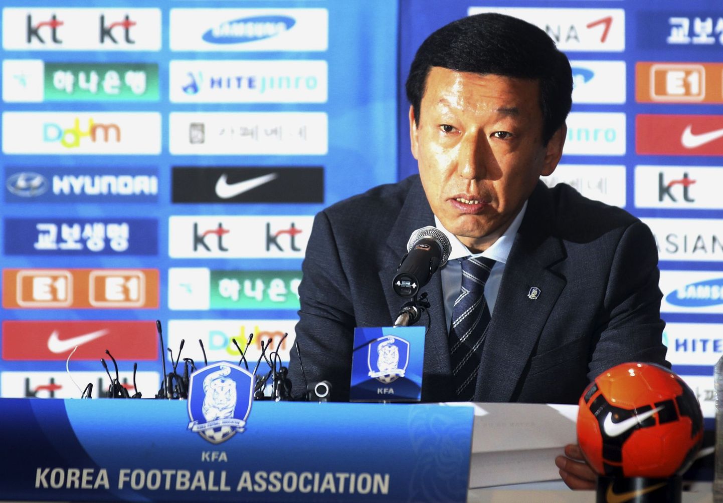 Lõuna-Korea jalgpallikoondise peatreener Choi Kang-hee.