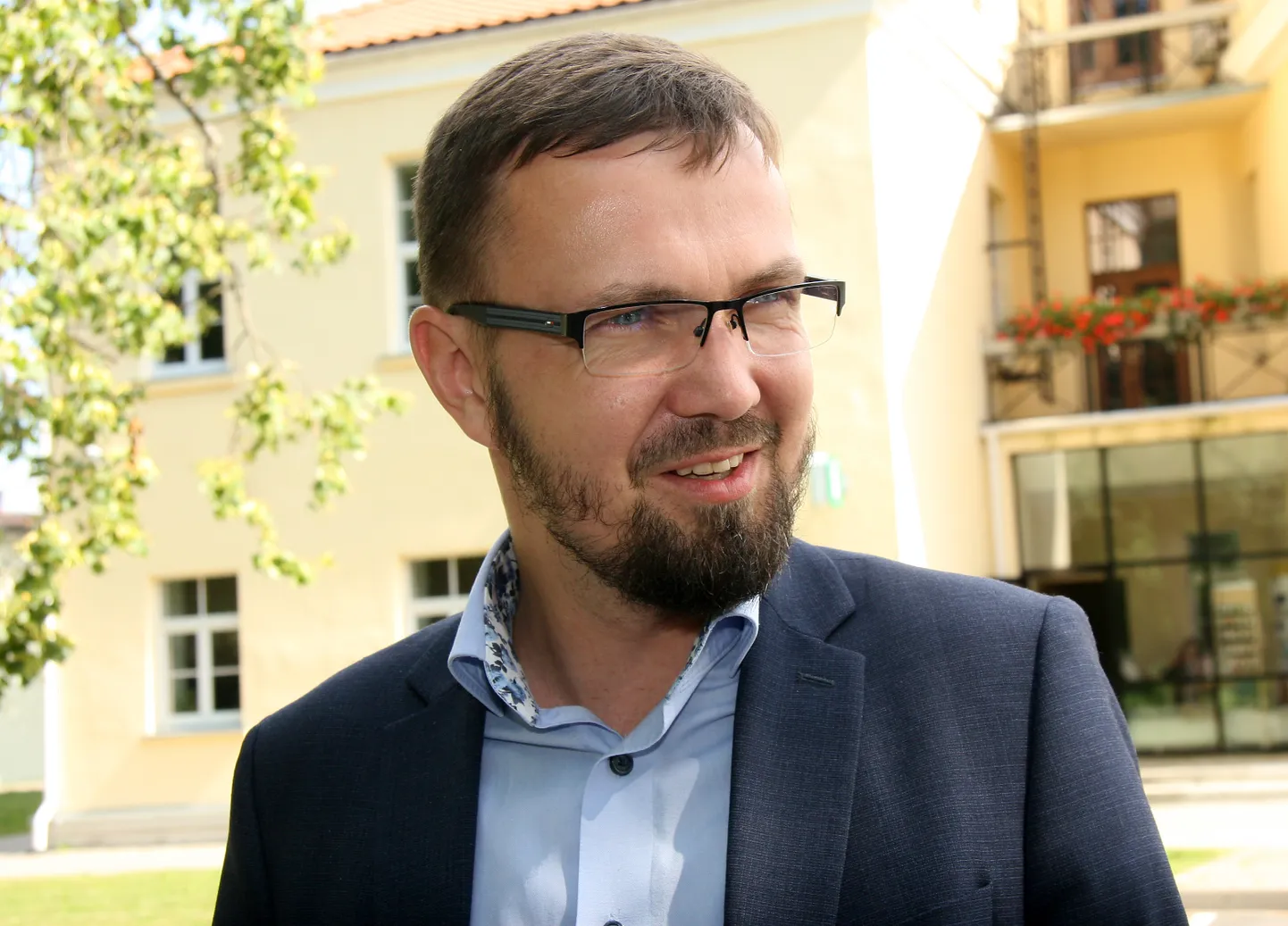 Rait Kuuse esimesel tööpäeval Jõhvi vallamajas: "Loodan, et saan Jõhvi vallast tervikliku ettekujutuse ja võib-olla ka paar sõpra, kes julgevad mulle helistada, kurta, kui riik midagi valesti teeb, või rääkida, kui midagi hästi läheb."
