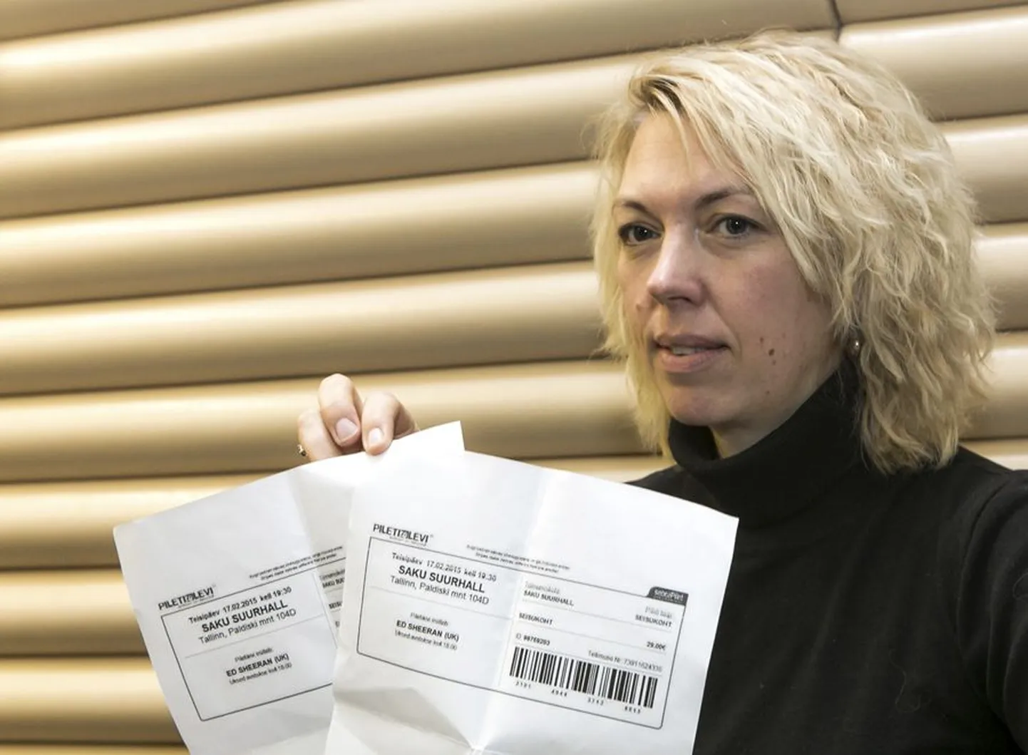 Angeelika Toom näitab kaht Ed Sheerani kontserdi pääsme sarnaseks kujundatud lehte, mille ta oma poja sõbranna palvel jaanuari lõpul Viljandi bussijaamas 90 euro eest tundmatult mehelt ostis. Tegelikult pole need väärt sentigi.