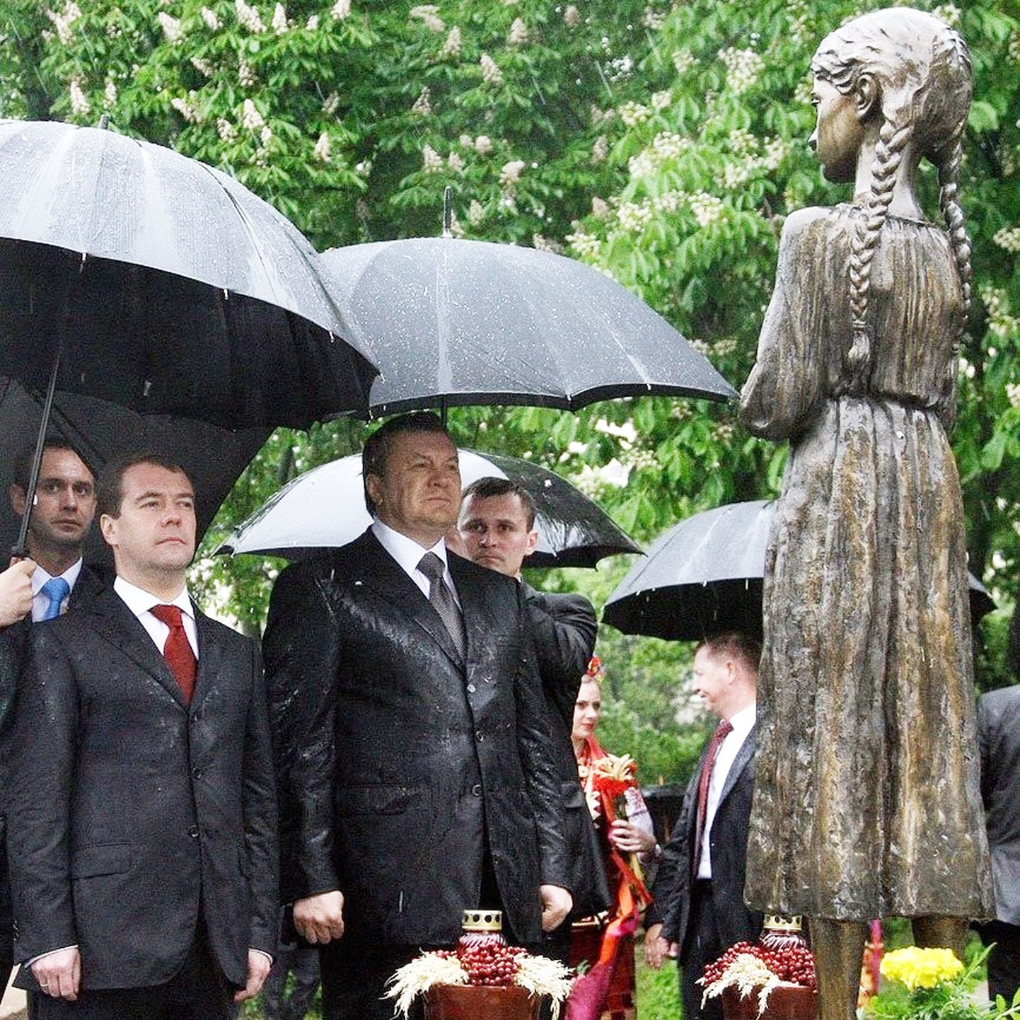 Президент России Дмитрий Медведев и президент Украины Виктор Янукович почтили память жертв Голодомора в Украине, поставив горящие лампады к подножию памятника, посвящённого этой трагедии. Киев, 18 мая 2019 года.