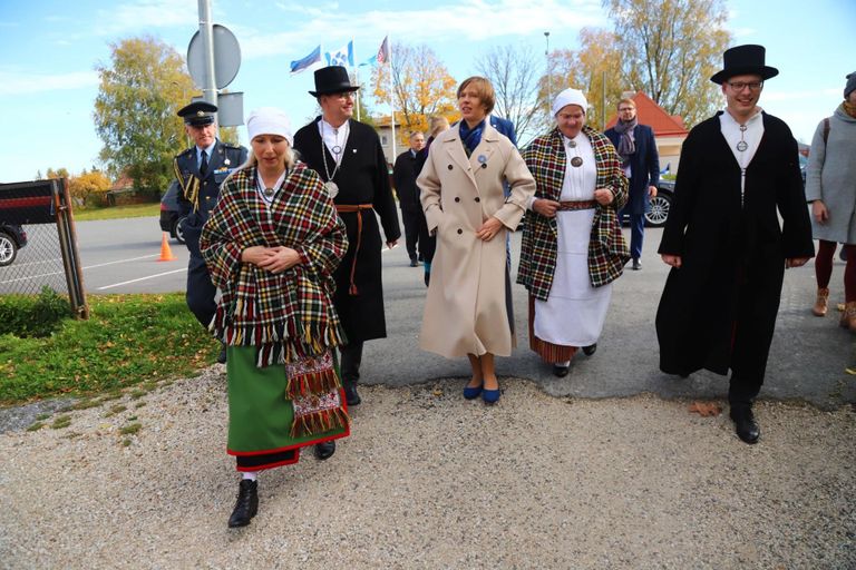 President Kersti Kaljulaidi lahkumisvisiit Viljandimaale sai alguse Mulgimaa pealinnast, kus ta tundis huvi nii mulgi korbi kui mulgi keele vastu.