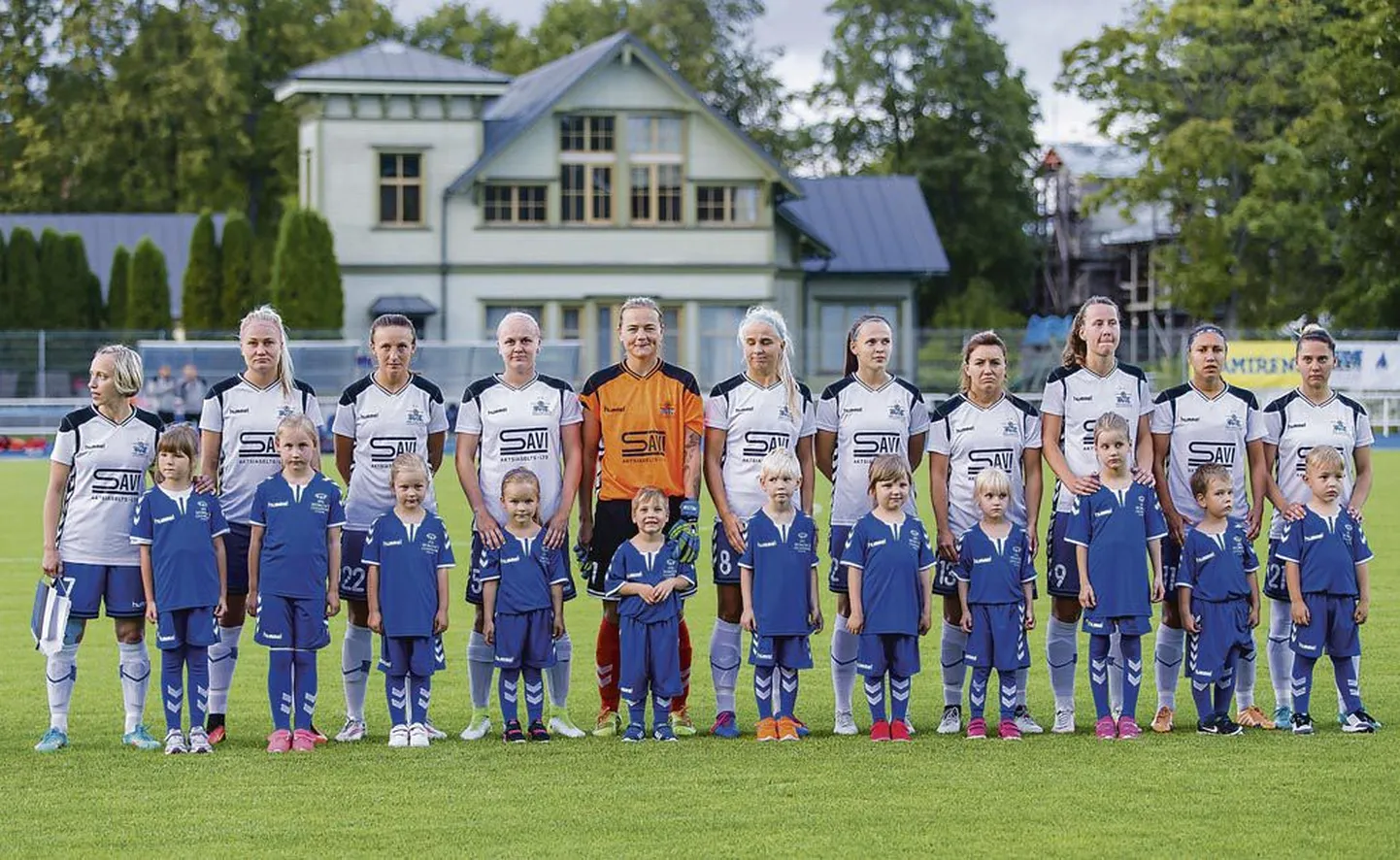 Pärnu jalgpalliklubi naiskond võitles tugevamate võistkondadega kui võrdne võrdsega.