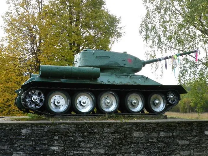 Памятник Т-34 в Нарве