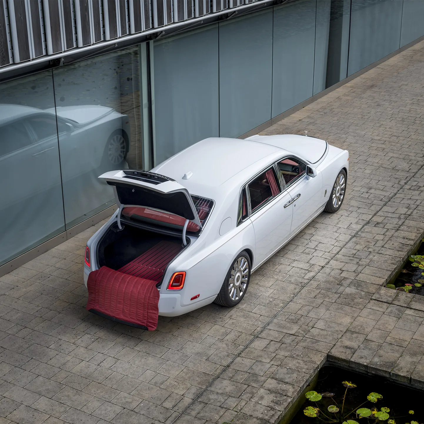 Rolls-Royce Arctic White and Hotspur Red Phantom