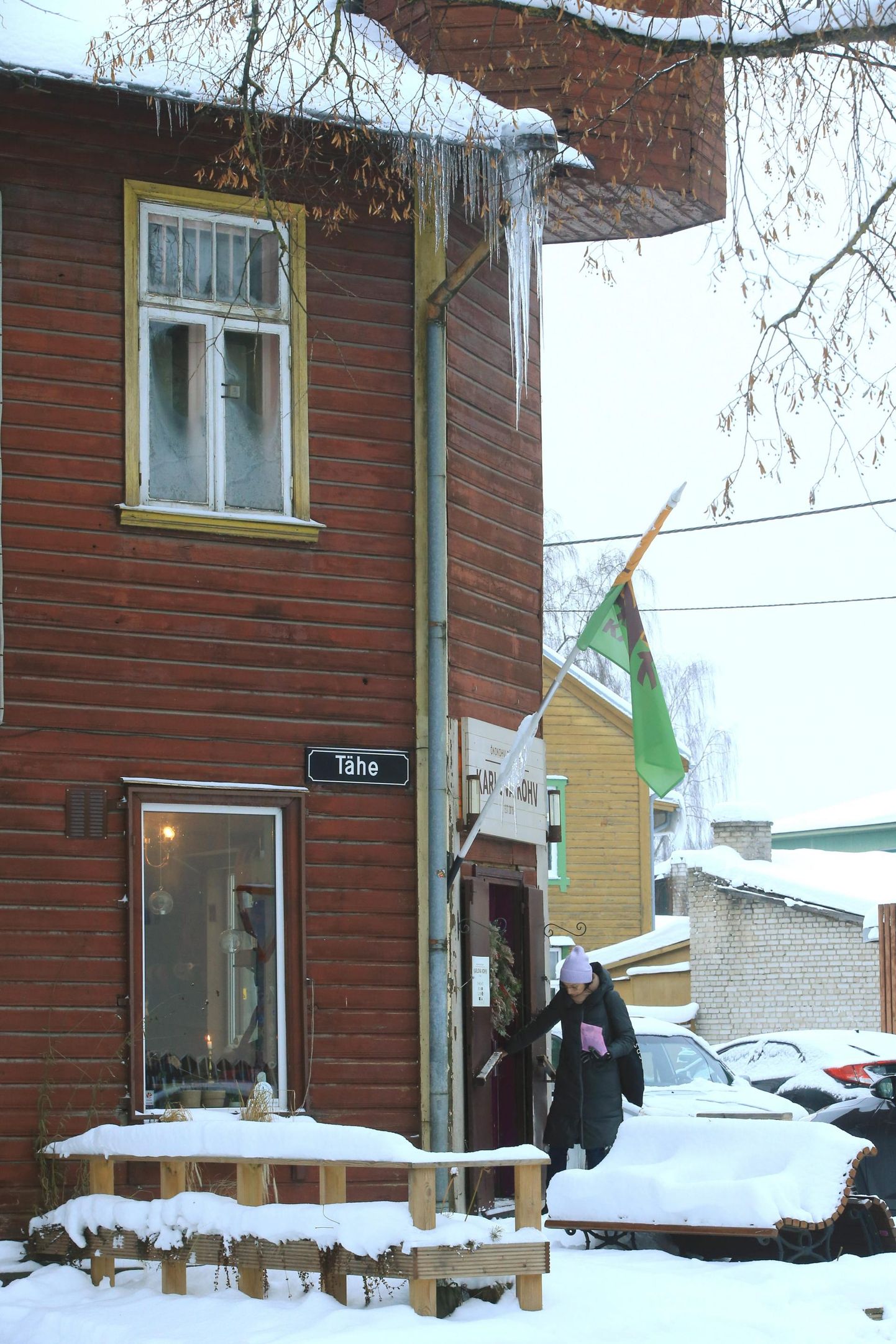 Jääpurikad Tähe 63 maja räästas olid reede pärastlõunal kurjakuulutavad, sest need ripuvad Karlova Kohvi sissepääsu vahetus läheduses. Algavaks nädalaks lubab ilmateade sula ning katustel olev lumi ja purikad lähevad liikvele.