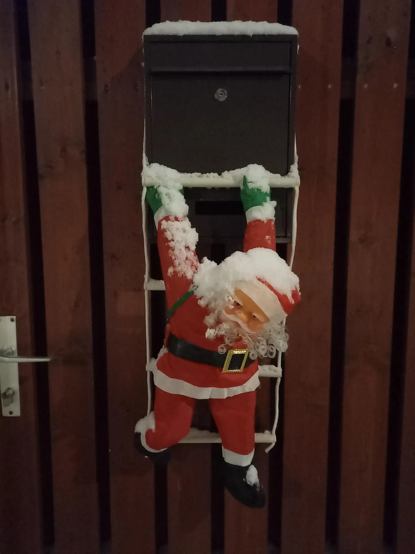 Kuigi jõulud said läbi, võis Läti Valkas veel 28. detsembril näha üht päkapikku postkasti külge klammerdumas.