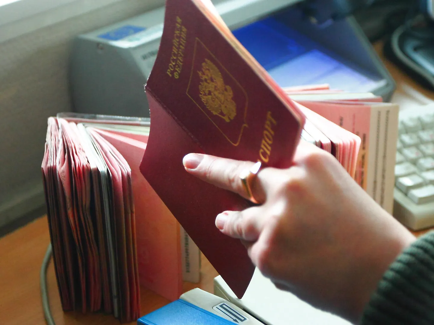 Российский паспорт на пограничном паспортном контроле.