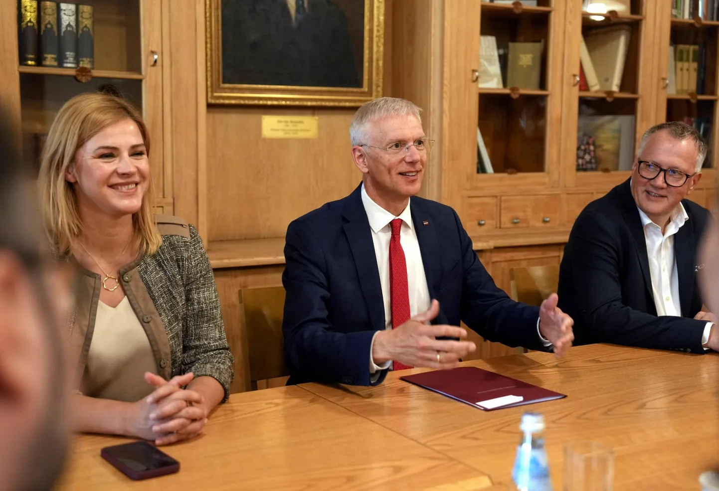 Läti Uus Ühtsus koalitsioonikõnelustel. Vasakult Uue Ühtsuse peaminister Evika Siliņa, välisminister Krišjānis Kariņš ja rahandusminister Arvils Ašeradens.