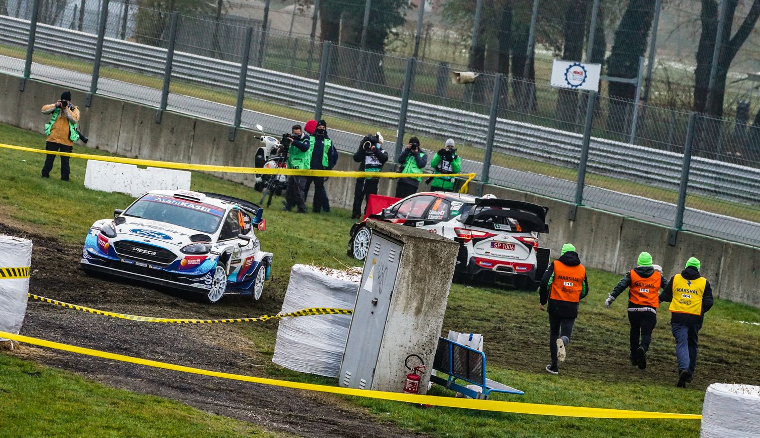 Monza ralli 2020. aastal. Vasakul Gus Greensmith, paremal Toyota sõitja Takamoto Katsuta, kes jäi juba avakatsel kinni mudasesse murusektsiooni.