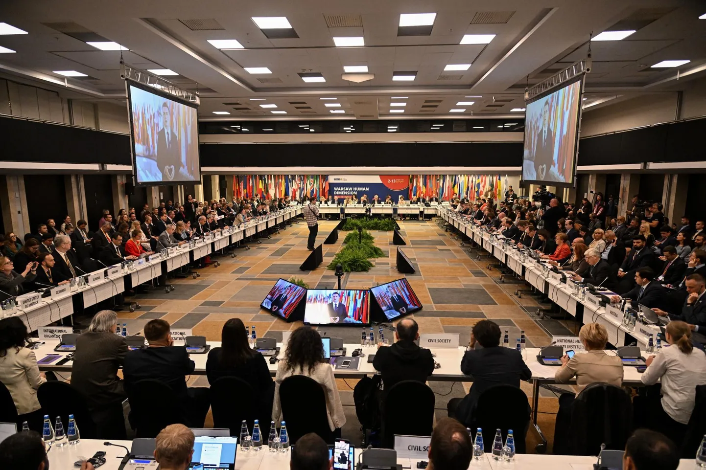 Esimene päev Varssavi konverentsil (Human Dimension Conference). Konverents oli pühendatud inimõigustele ja -vabadustele OSCE piirkonnas.