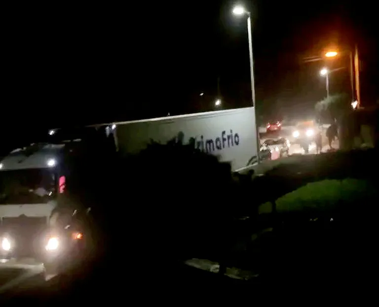 Inglismaal jäi kolmapäeva õhtul videokaadrisse hetk, mil kaubiku tagaosast põgenes mitu immigranti.