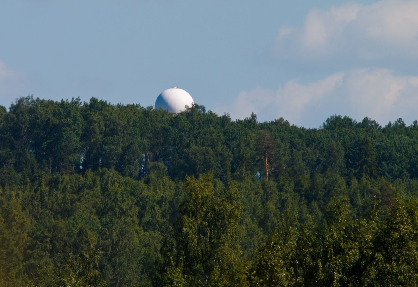 Kaitseväe Tõikamäe radariposti, mis Pilkuse külas kõrgub, on näha juba kaugelt maanteelt.
