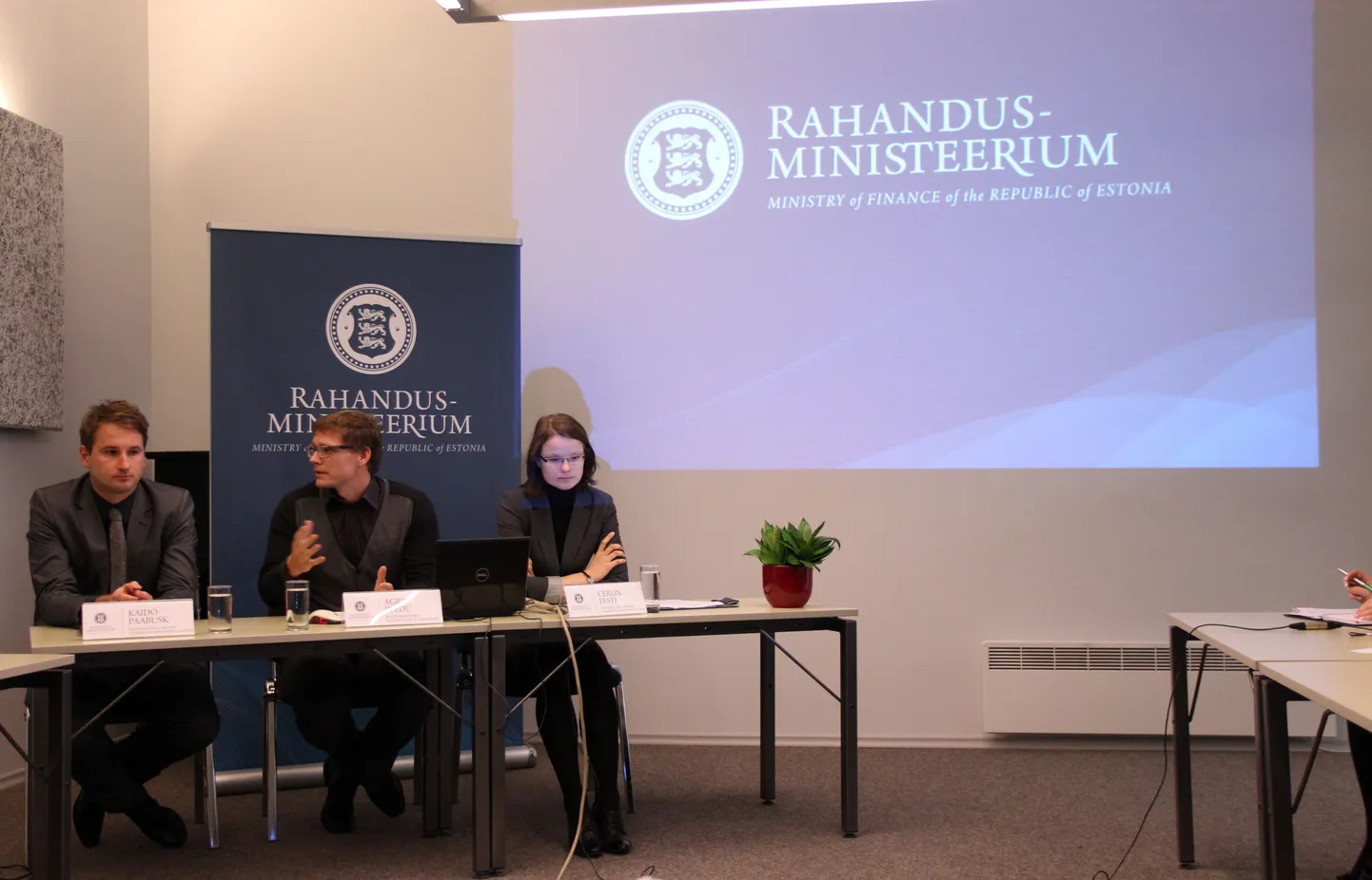 Avaliku teenistuse aastaraamatu esitlus. Pildil vasakult rahandusministeeriumi riigihalduse ja avaliku teenistuse osakonna juhataja Kaido Paabusk, halduspoliitika asekantsler Agris Peedu ja riigihalduse ja avaliku teenistuse osakonna nõunik Cerlin Pesti.