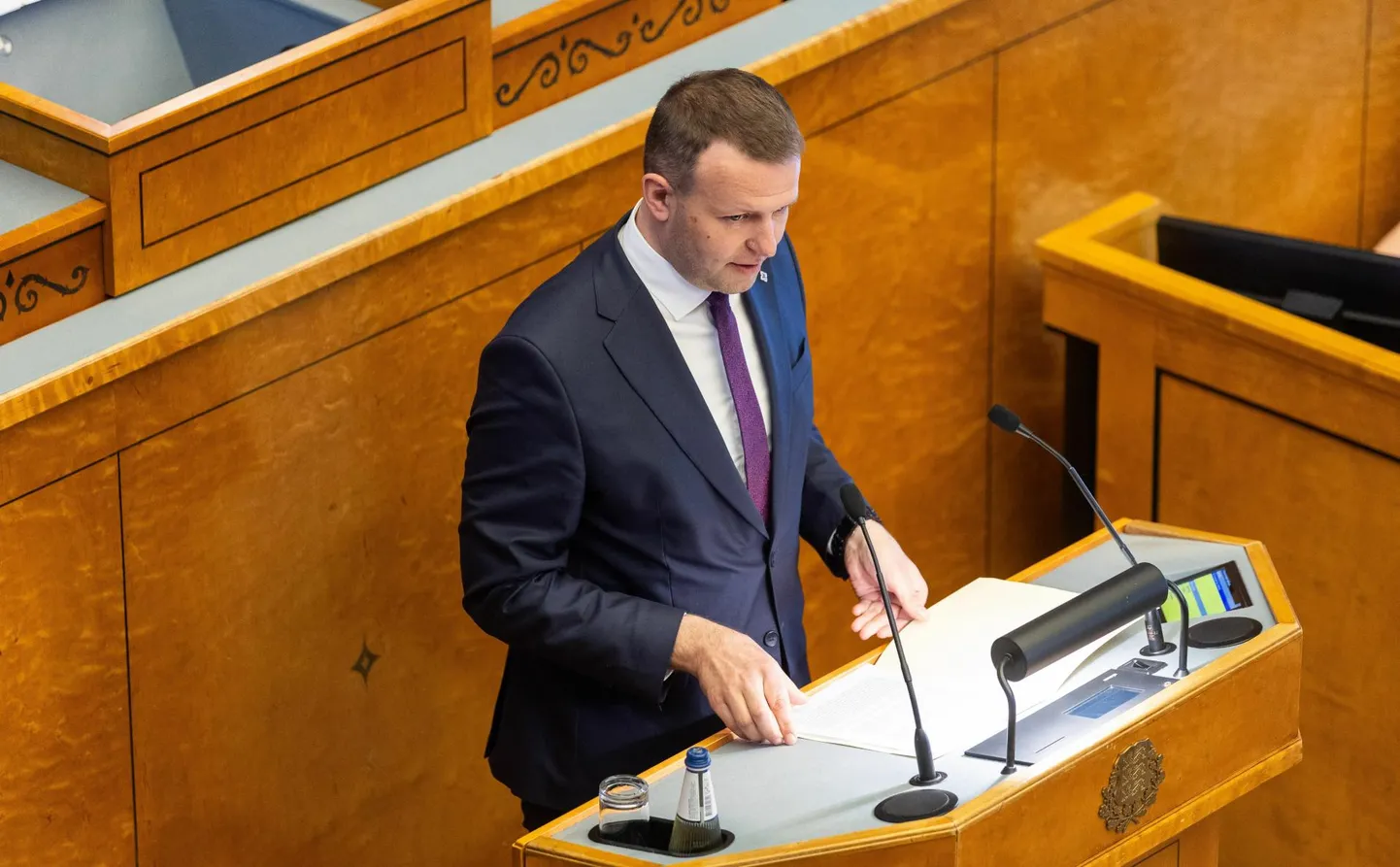 Siseminister Lauri Läänemets riigikogu kõnepuldis. Riigikogu 13. mail peetud istung Venemaa kodanike hääleõiguse kohta Eesti KOV-valimistel Venemaa Ukraina vastase sõja ajal.