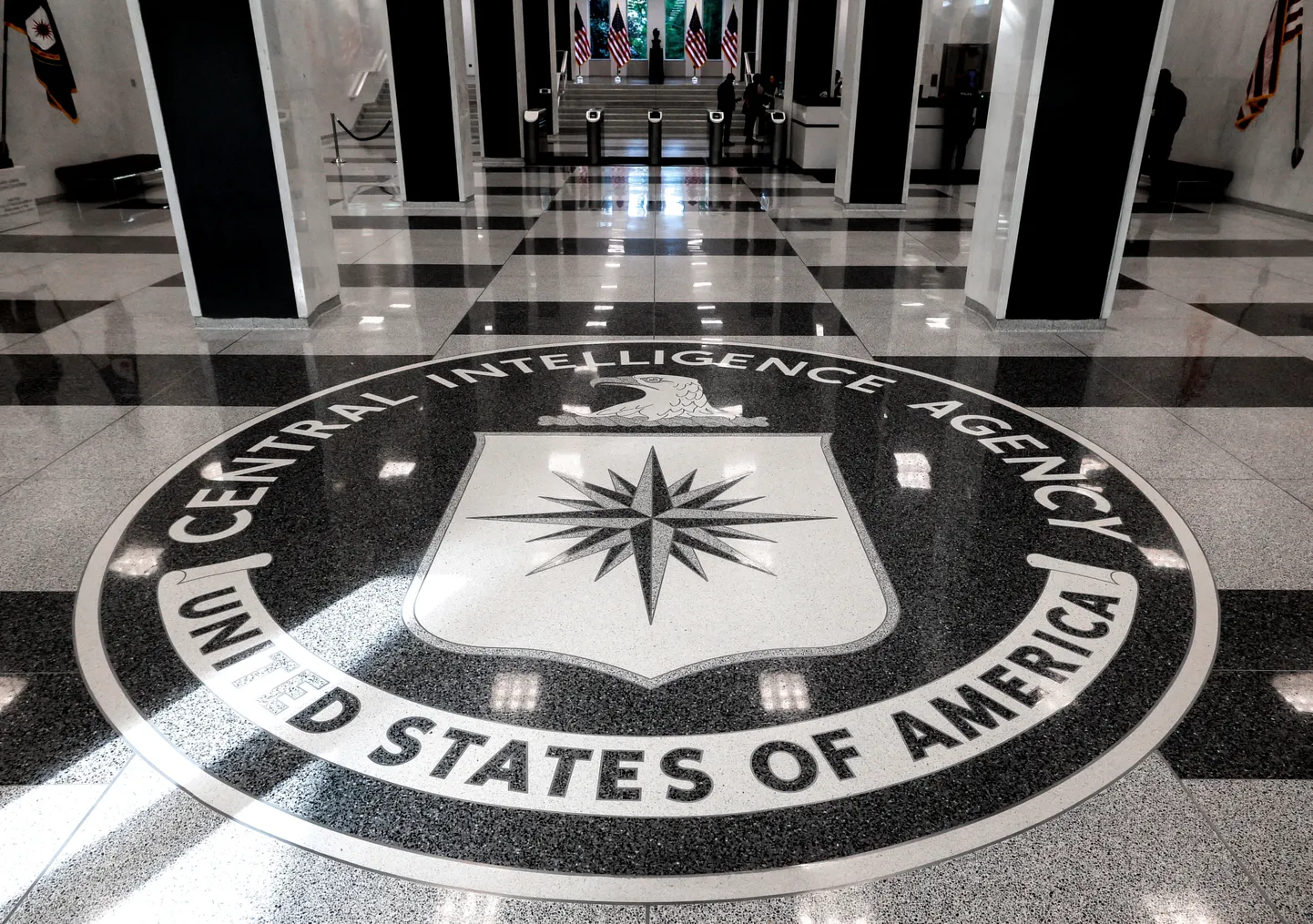 USA Luure Keskagentuuri (CIA) logo selle peakontori siseepääsu juures põrandal.