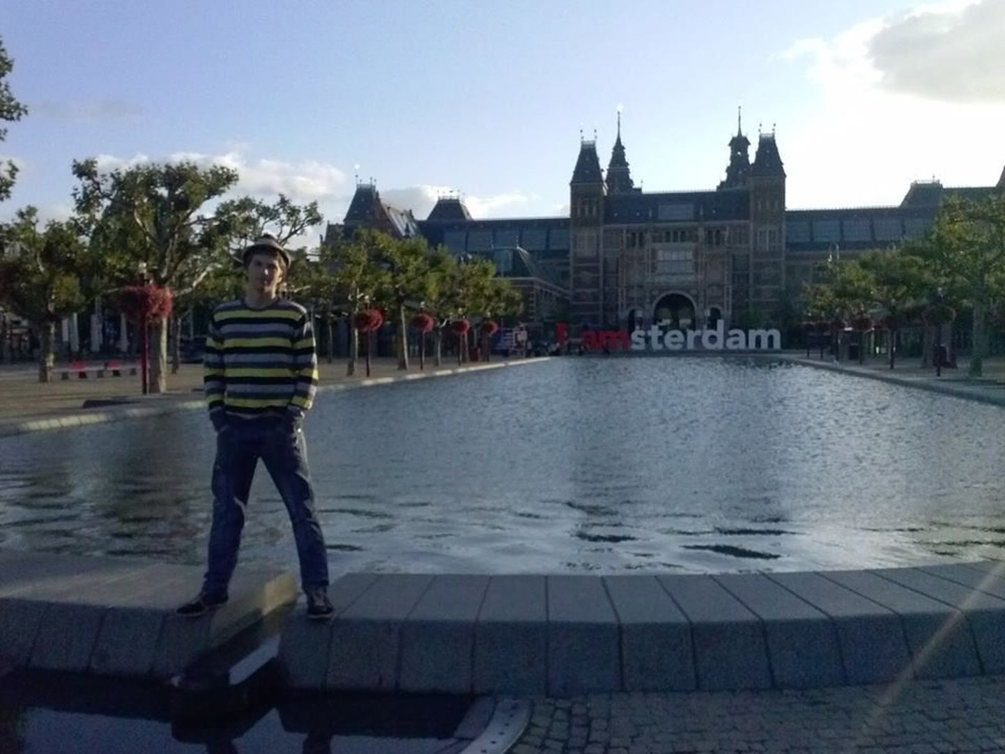 Artur Alaväli pani mullu suve lõpus oma Facebooki-lehele pildi, kus ta on Amsterdami ühel tuntumal väljakul Museumpleinil.